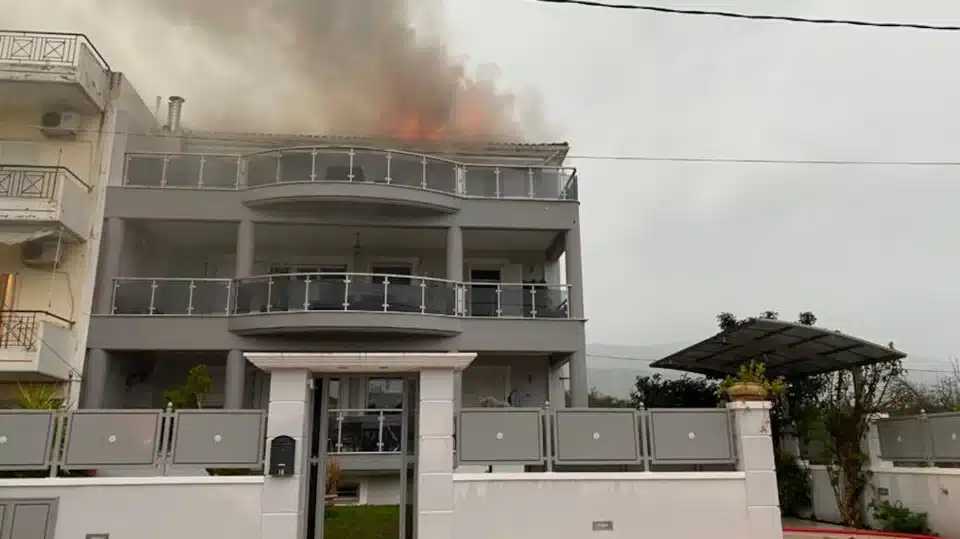 Καλαμάτα: Μεγάλη φωτιά σε τριώροφη κατοικία από κεραυνό