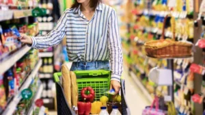Γυναίκα οδηγεί καρότσι σε σούπερ μάρκετ και ψωνίζει από τα ράφια