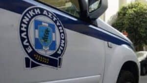 Άσπρο αυτοκίνητο με μπλε λωρίδα και επιγραφή Ελληνική Αστυνομία
