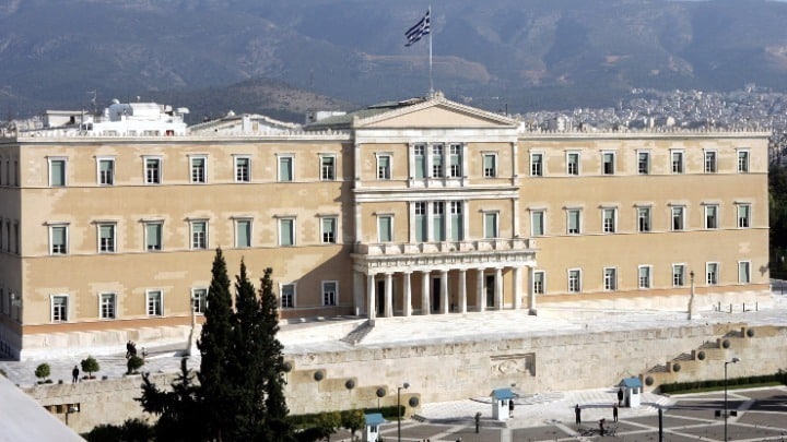 Στη Βουλή η κόντρα για τις παρακολουθήσεις - Προς πρόταση μομφής ο ΣΥΡΙΖΑ