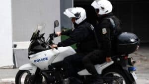 Μηχανή της Ελληνικής Αστυνομίας στην οποία επιβαίνουν δύο ένστολοι