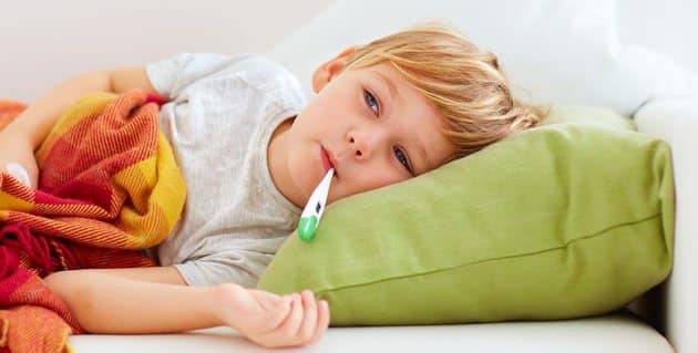 Παιδιατρική Εταιρεία: Οδηγίες για τον πυρετό στα παιδιά εν μέσω ελλείψεων φαρμάκων