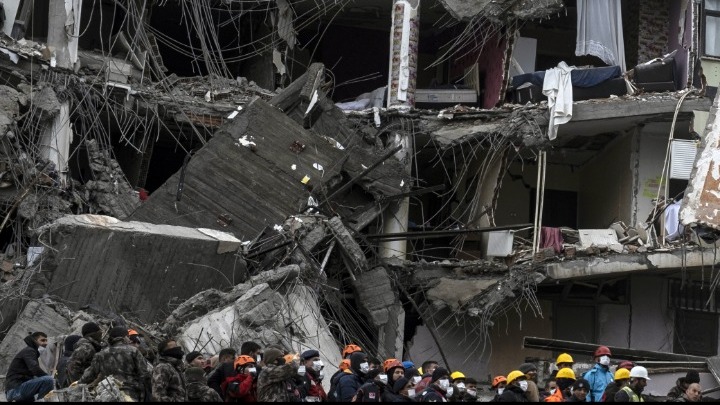 Σεισμός στην Τουρκία: Πάνω από 11.000 οι νεκροί – Αποζημίωση 495 ευρώ σε κάθε οικογένεια που επλήγη