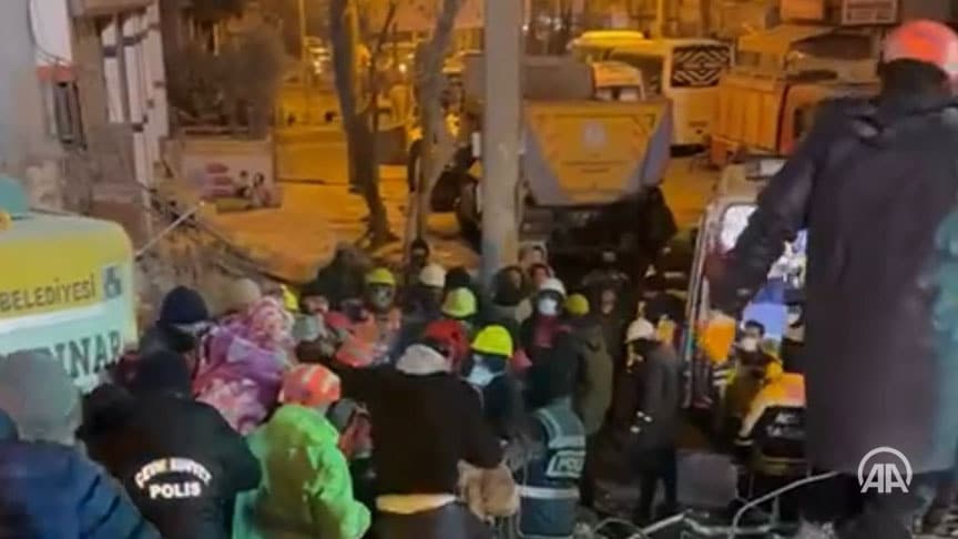 Τουρκία: Διάσωση 70χρονης 122 ώρες μετά τον σεισμό – Ξεπέρασαν τους 24.150 οι νεκροί