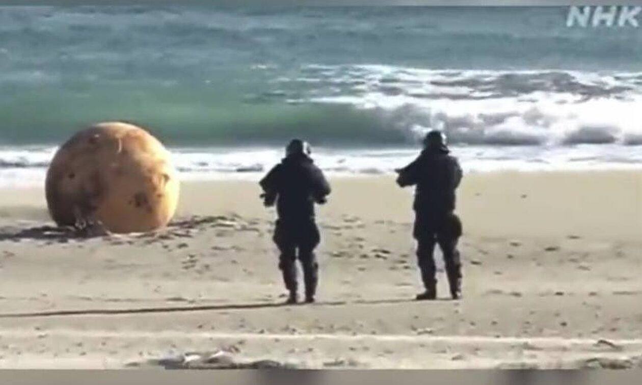 Μυστήριο στην Ιαπωνία: Μπάλα ξεβράστηκε στην παραλία (βίντεο)