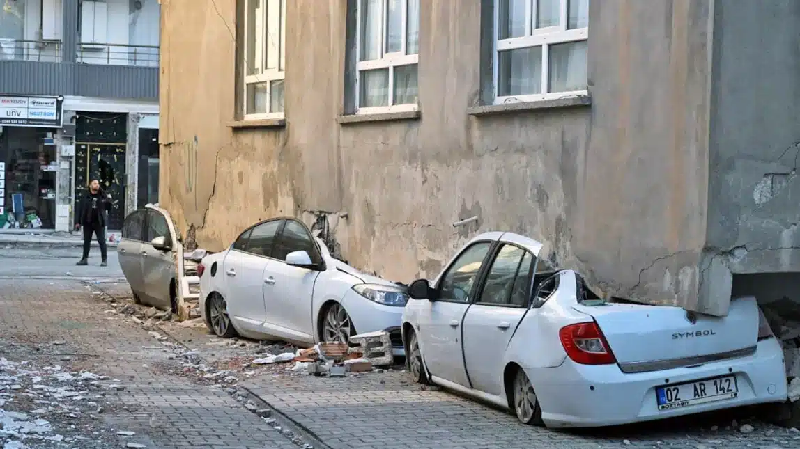Σεισμός στην Τουρκία-Απίστευτο: Κτίριο «έκατσε» πάνω σε τρία οχήματα