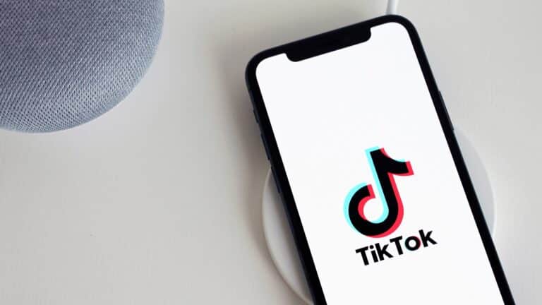 Αν μπορείς να το κάνεις, είσαι κάτω των 30: Το viral TikTok challenge που τρελαίνει το διαδίκτυο- Βίντεο