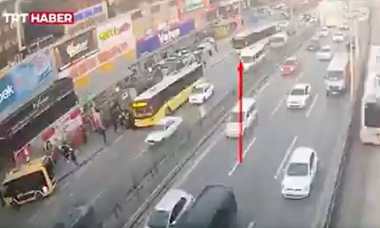 Σοκαριστικό τροχαίο στην Κωνσταντινούπολη - Λεωφορείο έπεσε πάνω σε πεζούς (βίντεο)