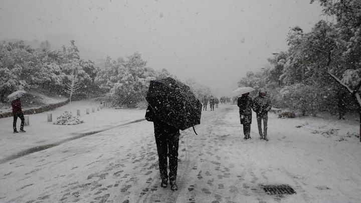 Κακοκαιρία «Μπάρμπαρα»: Χιόνια το βράδυ ακόμα και σε χαμηλό υψόμετρο στην Αττική