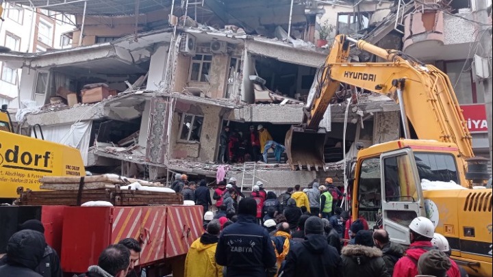 Τουρκία: 1.500 οι νεκροί από τον σεισμό – Στέλνει διασώστες η Ελλάδα
