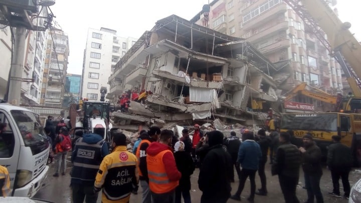 Φονικός σεισμός στην Τουρκία: 670 νεκροί και χιλιάδες τραυματίες από τα 7,8 Ρίχτερ (βίντεο)