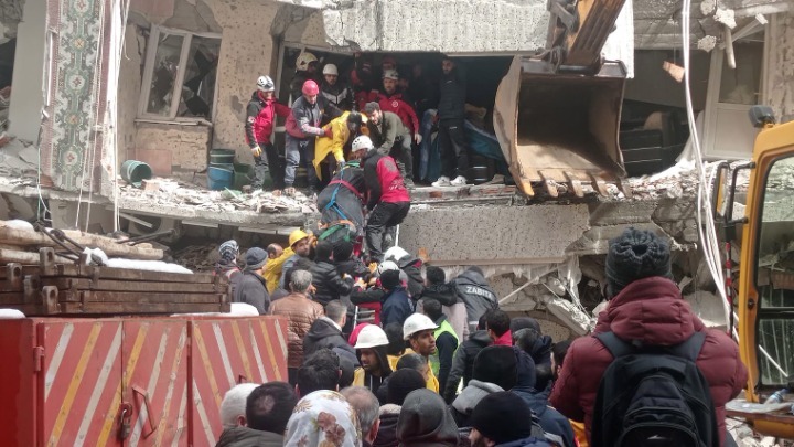 Σεισμός στην Τουρκία: Τους 912 έφτασαν οι νεκροί