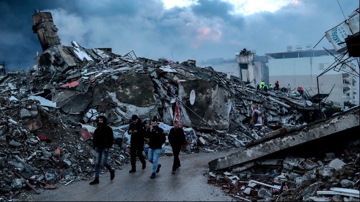 Δράμα δίχως τέλος στην Τουρκία: Ξεπέρασαν τους 5.100 οι νεκροί από τον σεισμό
