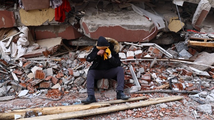 Σεισμός στην Τουρκία: Αναζητούν τους συγγενείς τους ελέγχοντας ένα προς ένα τα πτώματα