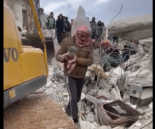 Συρία: Μητέρα γέννησε το μωρό της στα χαλάσματα κτιρίου από το σεισμό και πέθανε (βίντεο)