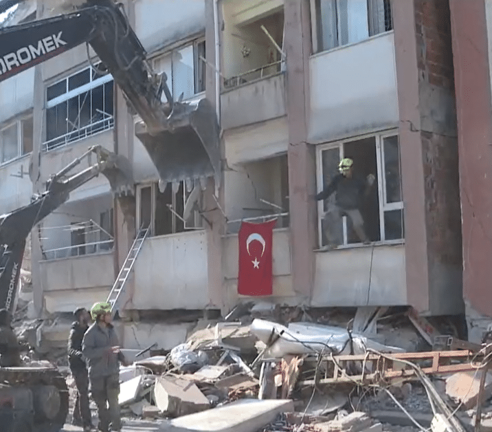 Σεισμός στην Τουρκία: Τρόμος σε μετασεισμό – Διασώστες πηδούν από το παράθυρο για να γλιτώσουν [βίντεο]