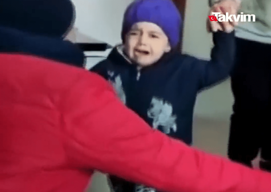 Σεισμός στην Τουρκία: Πατέρας απεγκλωβίστηκε και συναντά την κόρη του (βίντεο)