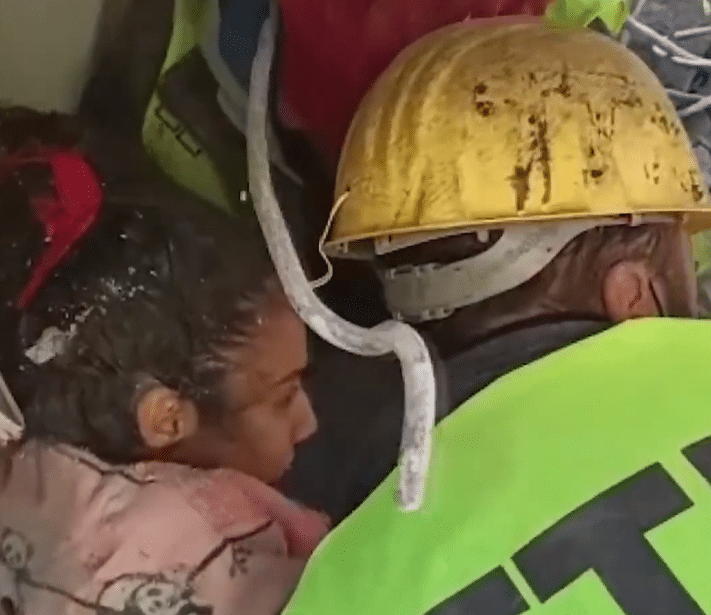 Τουρκία: Γυναίκα απεγκλωβίστηκε από τα συντρίμμια μετά από 201 ώρες (βίντεο)