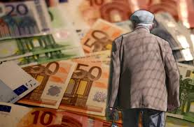 ηλικιωμένος άντρας κοιτά χαρτονομίσματα των πενήντα είκοσι και δέκα ευρώ