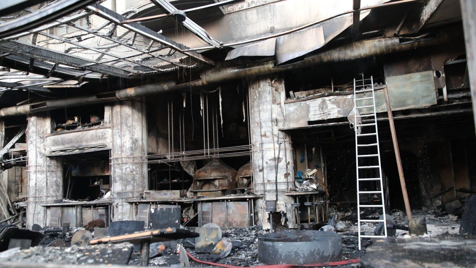 Φωτιά στη Νέα Σμύρνη: Κροτίδα βρέθηκε στο εστιατόριο