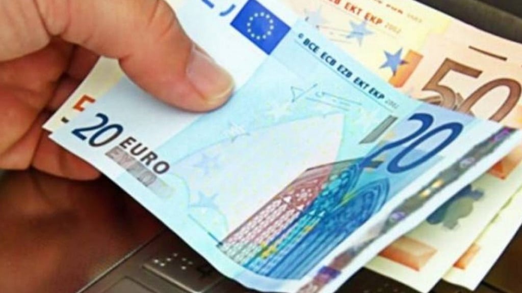 χέρι κρατά χαρτονομίσματα των 50 και 20 ευρώ