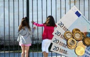 παιδάκια κρατάνε πόρτα σχολείο στο πλάι υπάρχουν χαρτονομίσματα και κέρματα