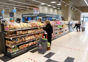 πελάτες πραγματοποιούν τα ψώνια τους μέσα σε super market