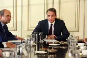 Ο Κυριάκος Μητσοτάκης και ο υπουργός Εργασίας κατά τη συνάντηση τους για το θέμα του κατώτατου μισθού.
