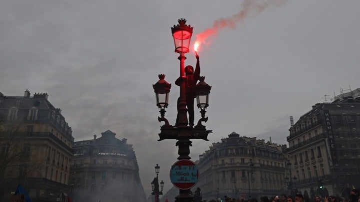 Διαδηλώσεις συγκλονίζουν τη Γαλλία