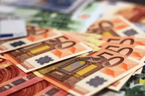 χαρτονομίσματα των 50 ευρώ βρίσκονται απλωμένα σε τραπέζι