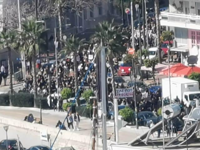 Τέμπη: Διαμαρτυρία μαθητών στον Πειραιά (βίντεο)