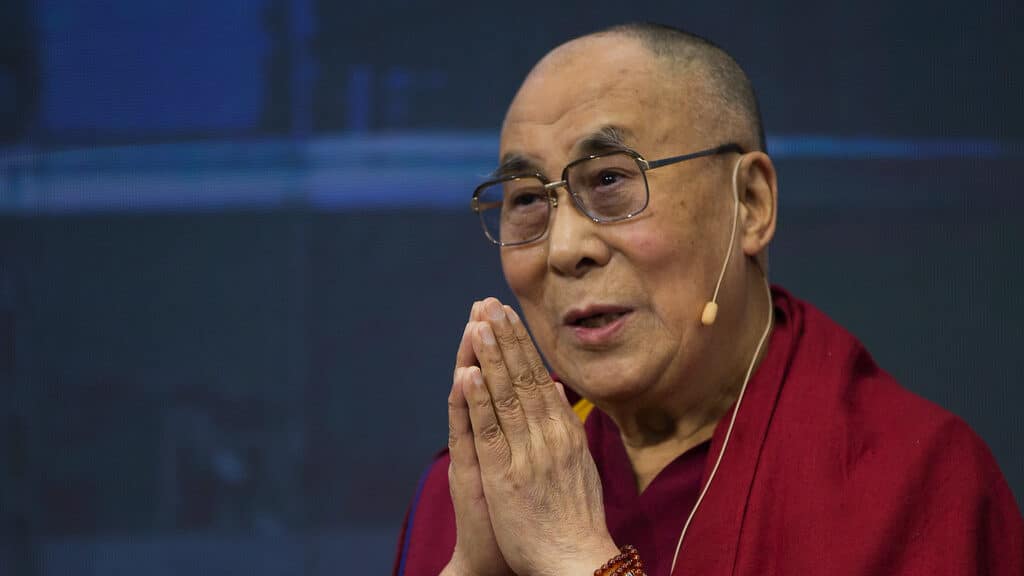 Δαλάι Λάμα: Ζήτησε από αγόρι να του «γλείψει τη γλώσσα»