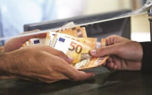 χέρια ανταλλάσσουν χαρτονομίσματα των 50 ευρώ 