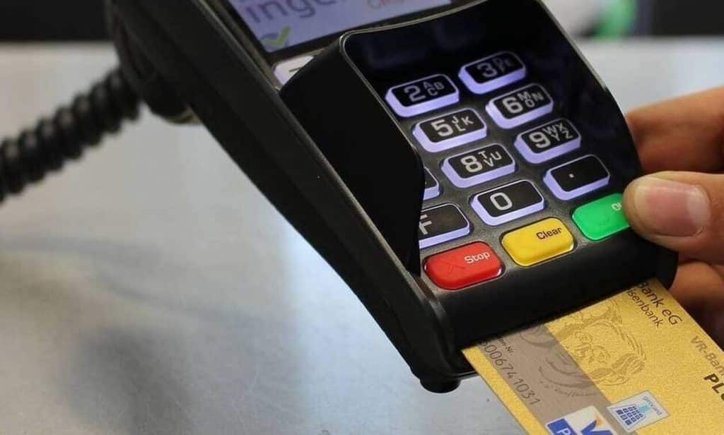 Διασύνδεση ταμειακών με POS: Έρχονται αλλαγές για τις πληρωμές με χρεωστικές κάρτες