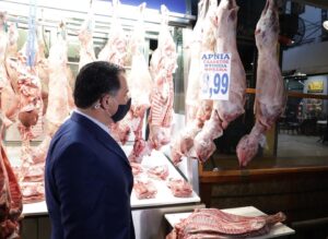 ο υπουργός ανάπτυξης στην Βαρβάκειο αγορά παρατηρεί τις τιμές του κρέατος