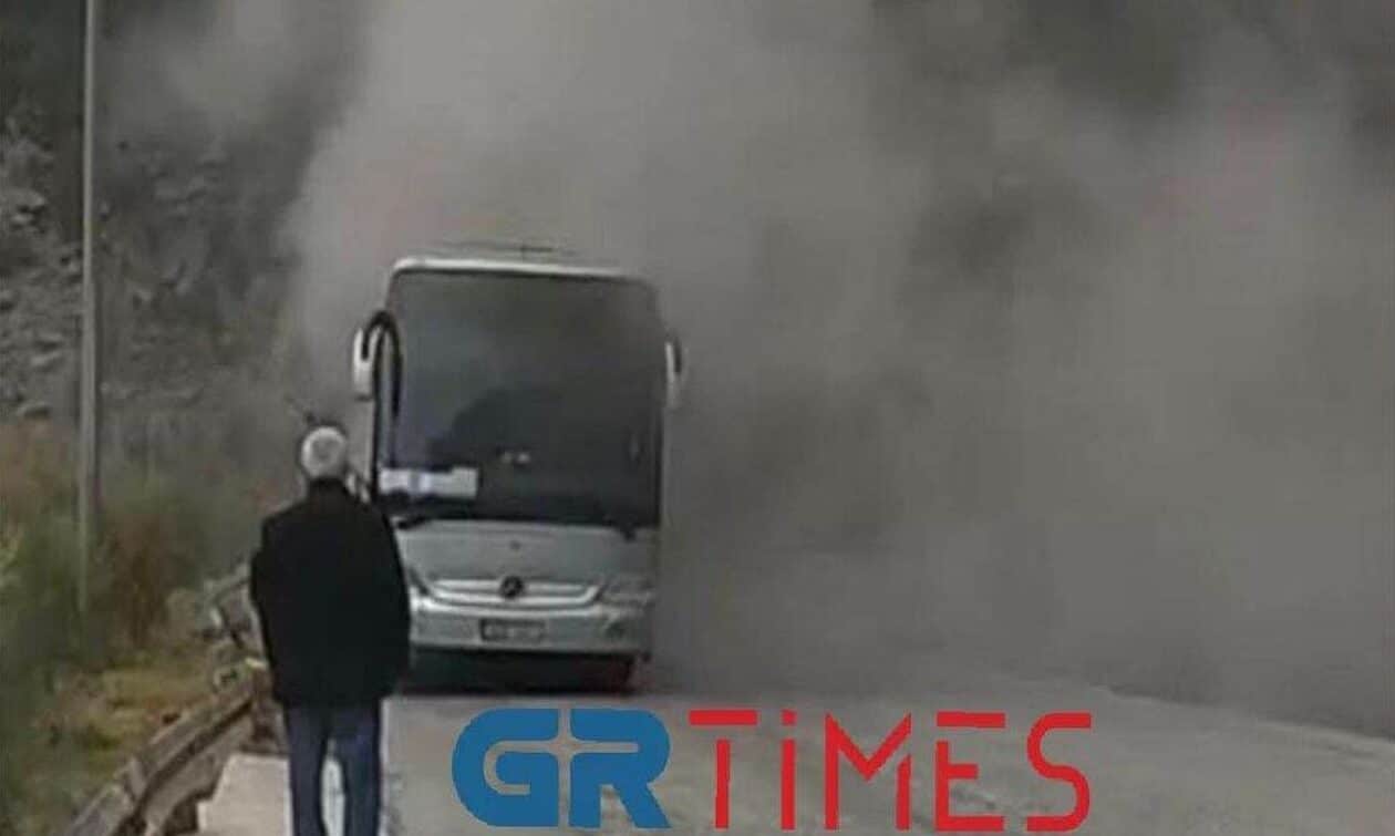 Μέτσοβο: Βίντεο από την στιγμή που το λεωφορείο τυλίχθηκε στις φλόγες
