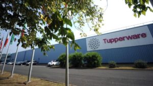 εμφανίζεται το εργοστάσιο της tupperware στη Θήβα