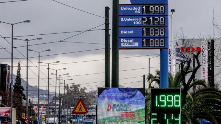 πίνακας πρατηρίου καυσίμων που δείχνει τη τιμή της βενζίνης 1.998 ευρώ το λίτρο