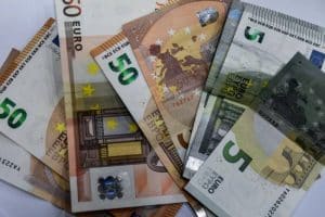 χαρτονομίσματα των 50 και 5 ευρώ βρίσκονται απλωμένα σε επιφάνεια