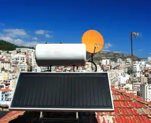 ηλιακός θερμοσίφωνας βρίσκεται τοποθετημένος σε ταράτσα σπιτιού