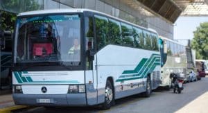 Λεωφορείο των ΚΤΕΛ με πινακίδα Αιτωλοακαρνανία βγαίνει από τον κεντρικό σταθμό των ΚΤΕΛ