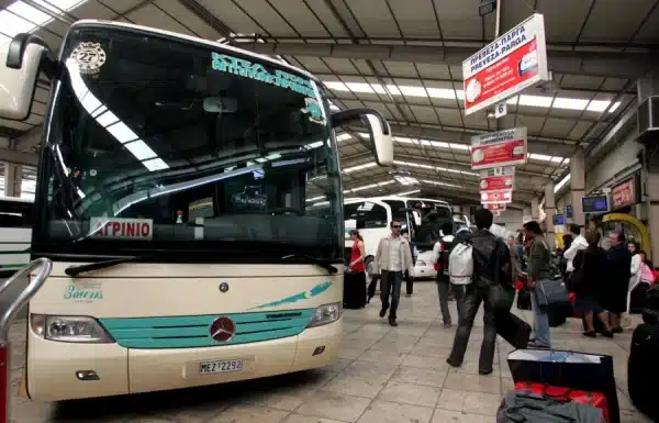 ταξιδιώτες ετοιμάζονται να επιβιβαστούν σε λεωφορείο των ΚΤΕΛ από τον σταθμό