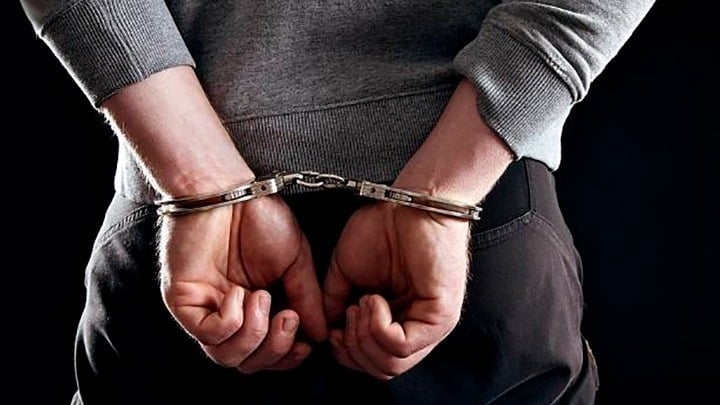 Λάρισα: Χειροπέδες σε τέσσερις ανήλικους έπειτα από καταγγελία 22χρονης για βιασμό