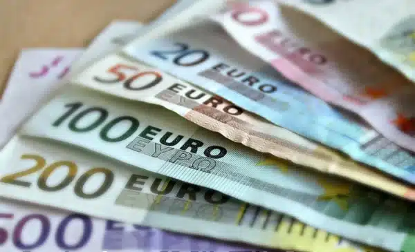 χαρτονομίσματα των 500, 200, 100, 50 και 20 ευρώ βρίσκονται απλωμένα σε βεντάλια