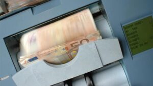 Επίδομα ύψους 362 ευρώ από τον ΟΠΕΚΑ για χιλιάδες δικαιούχους. Στη φωτογραφία χρήματα σε ATM