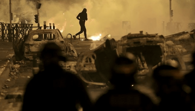Κοντά στο χάος η Γαλλία: Νεκρός νεαρός διαδηλωτής – Φωτιές και λεηλασίες (vid)