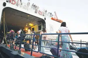 ταξιδιώτες ανεβαίνουν σε πλοίο 