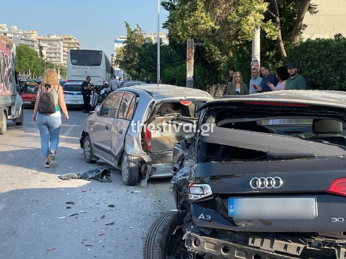 Θεσσαλονίκη: Τουριστικό λεωφορείο έπεσε πάνω σε αυτοκίνητα
