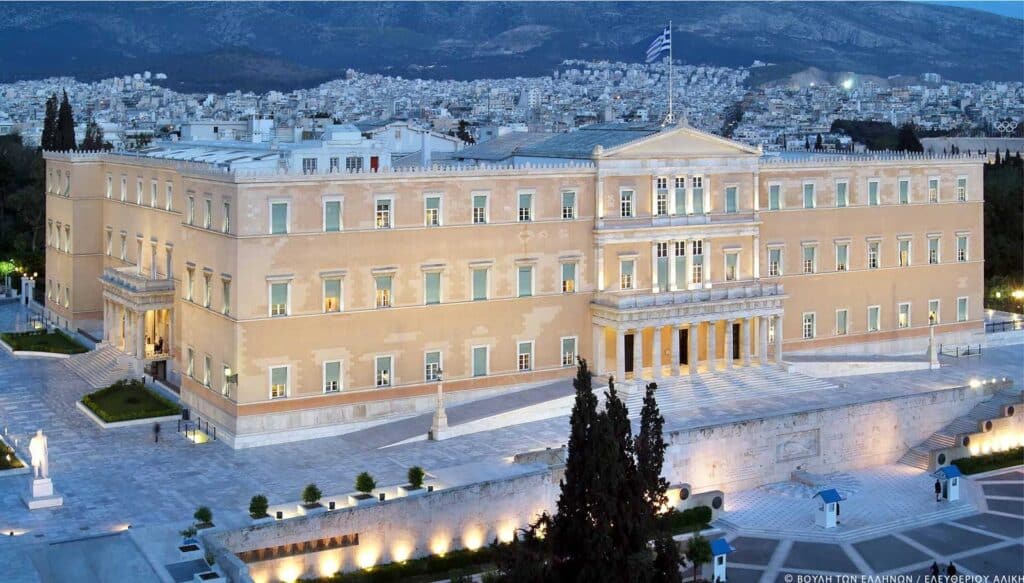 Δύο συνταξιοδοτικές “βόμβες” κάτω από τον εκλογικό “κουμπαρά” των 900 εκατ. ευρώ