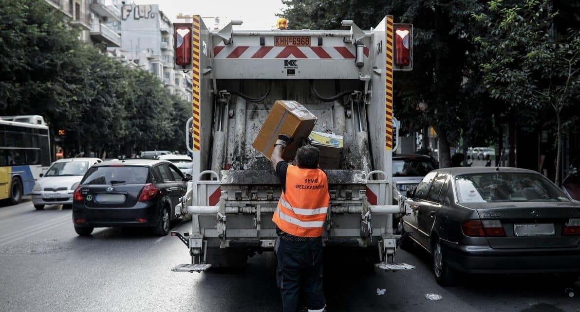 Θεσσαλονίκη: Αυτοκίνητο έπεσε πάνω σε απορριμματοφόρο – Στο νοσοκομείο 62χρονη εργαζόμενη